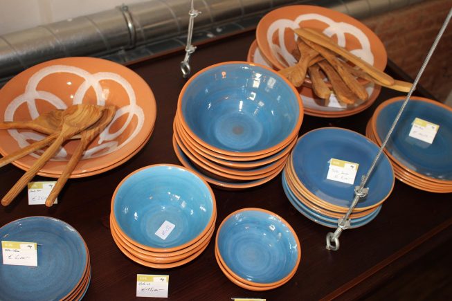 Küchenaccessoires aus Keramik und Olivenholz bei Villa Maria…