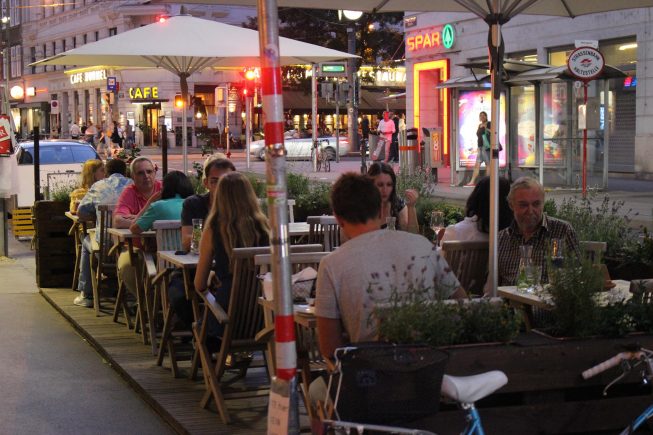 Die lauen Sommernächte im Villa Maria – Gastgarten à la Kreta genießen…