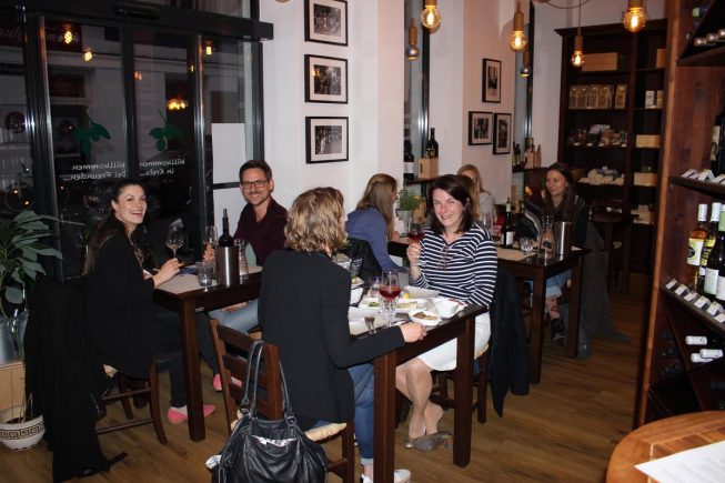 Full house bei Wiedereröffnung der Villa Maria – Mezedes-Bar in Wien 8