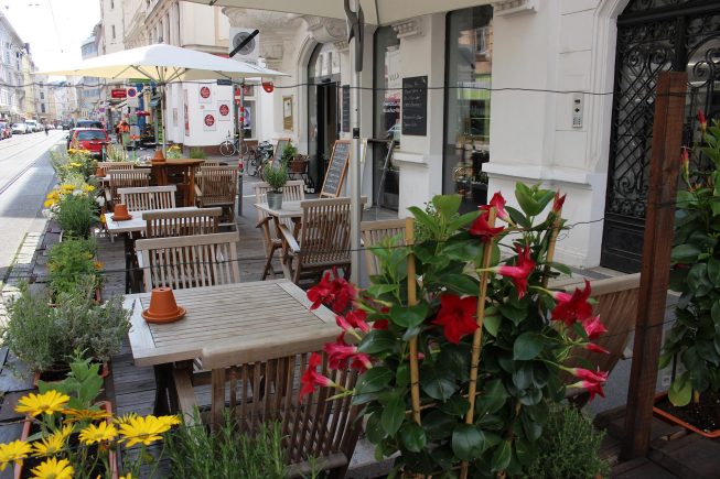 Der Villa Maria | Kreta kulinarisch – Gastgarten in Wien 8 steht bereit zum Genießen.