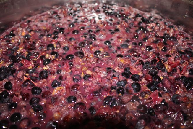 Es brodelt und gärt wieder im Keller der Villa Maria in Kapsali, Kreta…