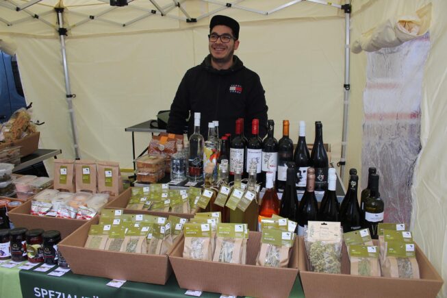 Trotz Regens und Sturmböen – Villa Maria | Kreta kulinarisch am Markt vor der Mariahilfer Kirche in Wien 6 (Mariahilfer Straße)…