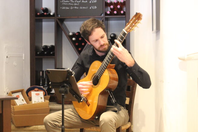 Matineé La Música Latina bei Villa Maria | Kreta kulinarisch: Dávid Papp spielte „Leo Brouwer – Danza del Altiplano“. Der Event.