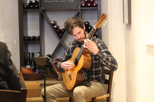 Samstag, 8.11.2025, 12:00: Matineé La Música Latina bei Villa Maria | Kreta kulinarisch: Dávid Papp spielte „Francisco Tárrega – Capricho Árabe“. Der Event.