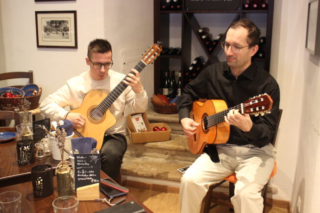 Samstag, 22.11.2025, 12:00: Matineé La Música Latina bei Villa Maria | Kreta kulinarisch: David Loreck und Danny Preusker spielten „Palos – die Farbenvielfalt des Flamencos, Teil 4“. Der Event.